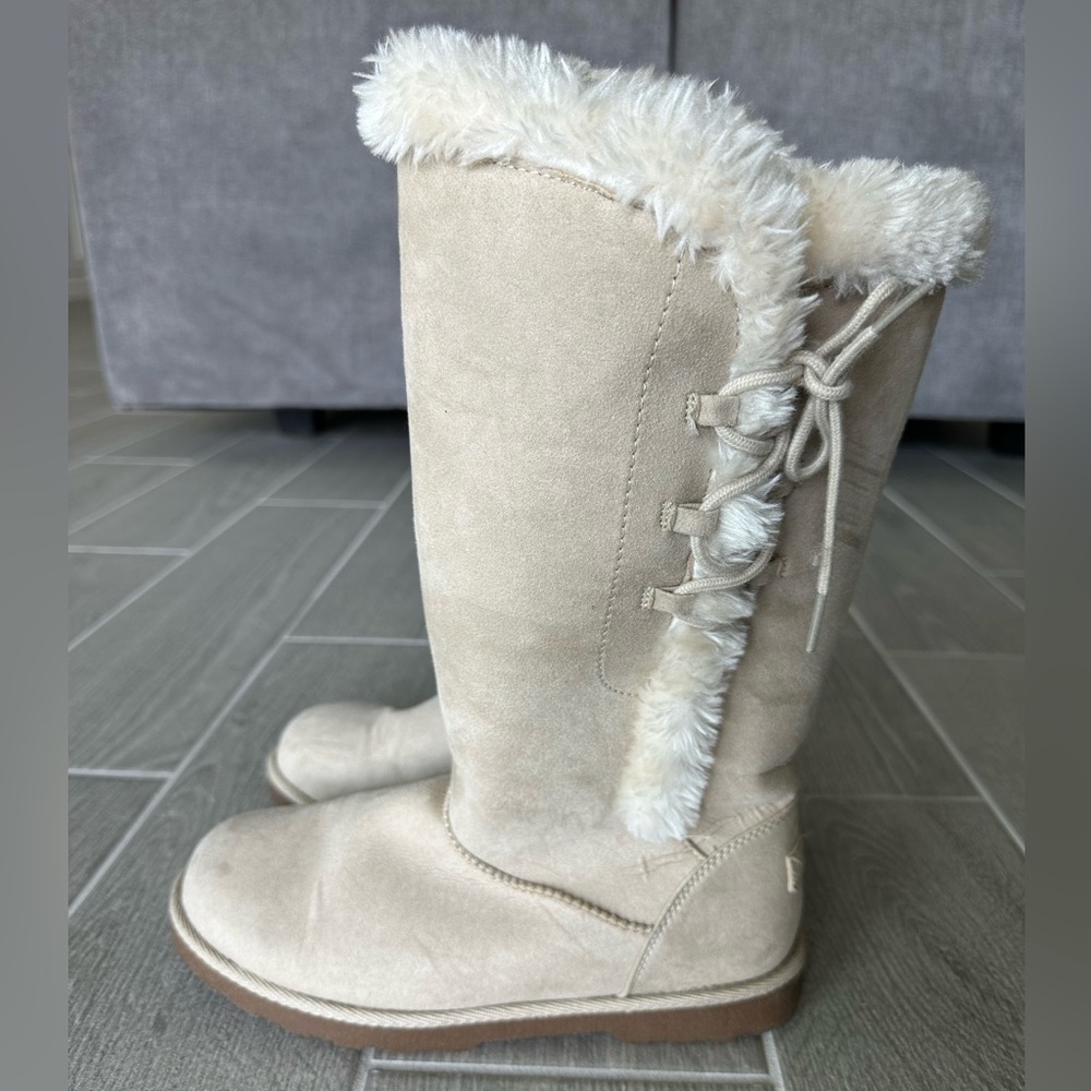 Cream/beige size 8 women’s boots with faux fur by Makalu.